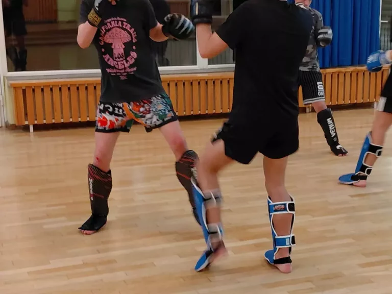 Kickboxing dla młodzieży i dorosłych – przełam rutynę, zbuduj żelazną formę i zyskaj pewność siebie